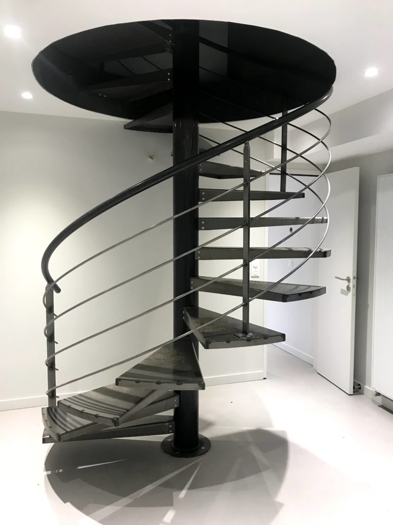 Escalier Hélicoïdale réalisé sur-mesure pour desservir deux étages dans une maison